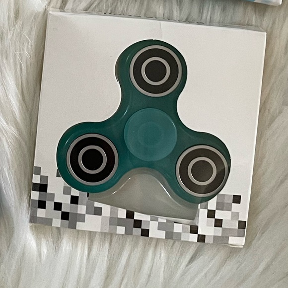 1 Blue Hand Spinner Glow in the Dark New - Picture 5 of 5